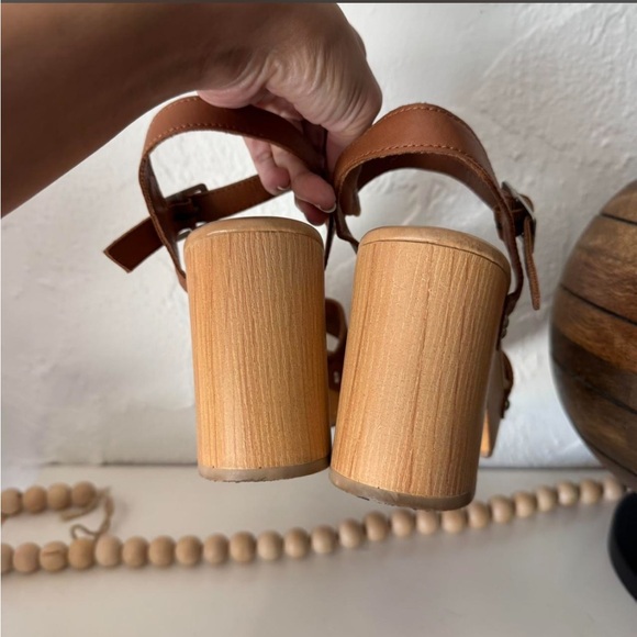 Universal Thread heels - Picture 2 of 3